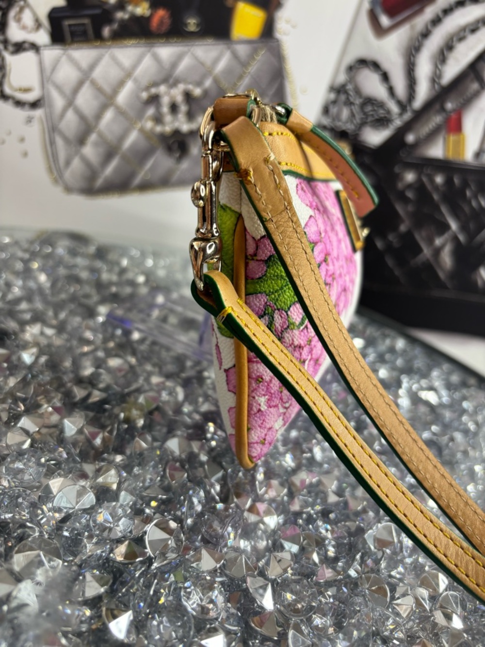 Dooney & Bourke Hydrangea Monogram Medium Wristlet EUC - Picture 7 of 15